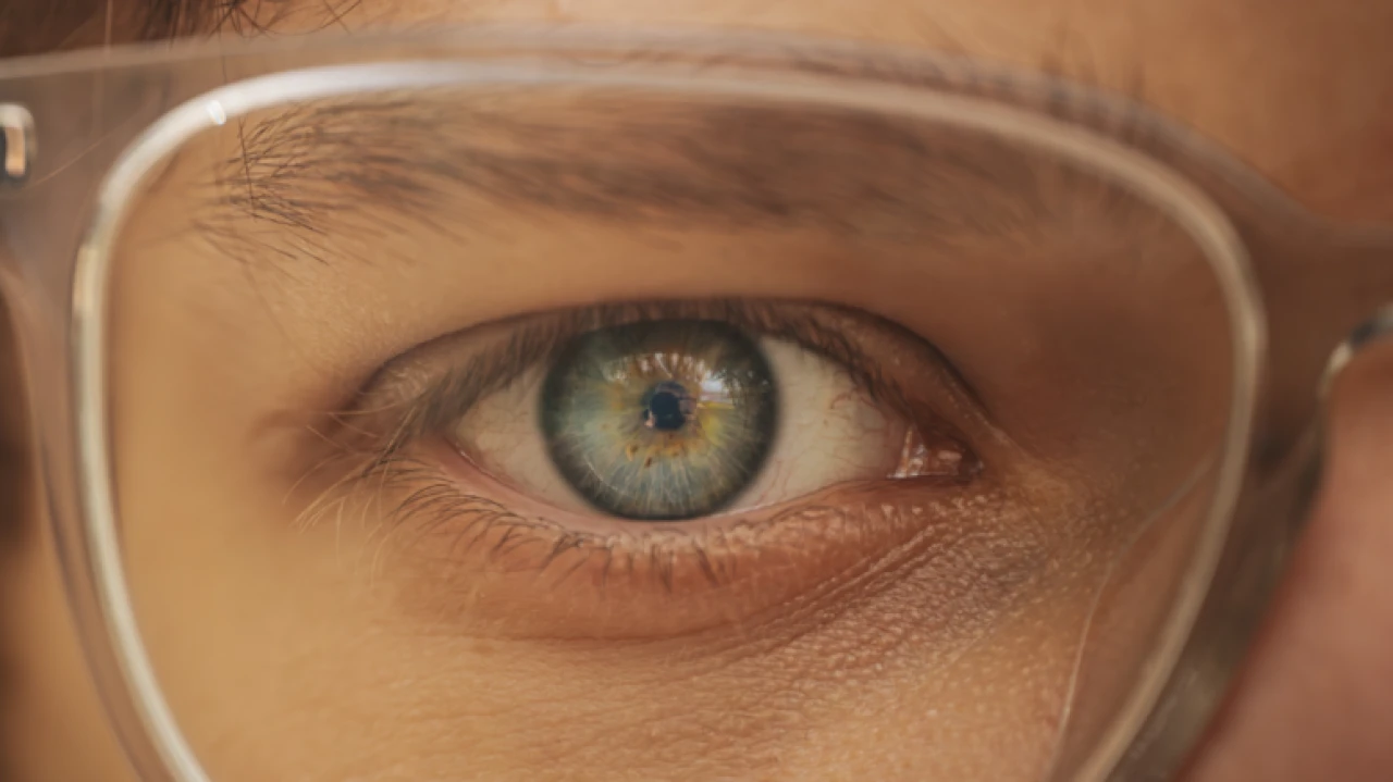 Yeni sensör, ışık değişimlerine 40 saniyede uyum sağlayarak görme sistemine enerji tasarrufu sağlıyor.