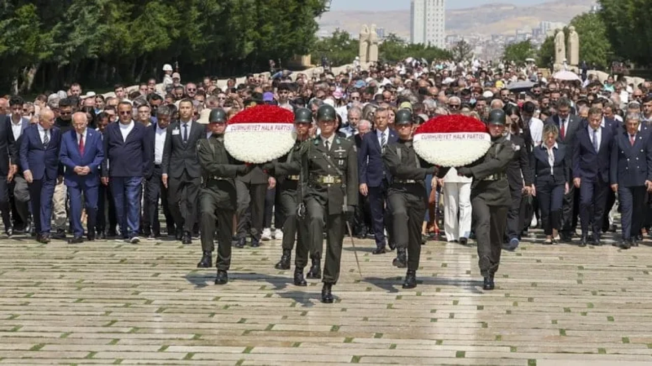 Lozan Antlaşması'nın 102. yıl dönümünde Anıtkabir'de anlamlı anma töreni yapıldı.