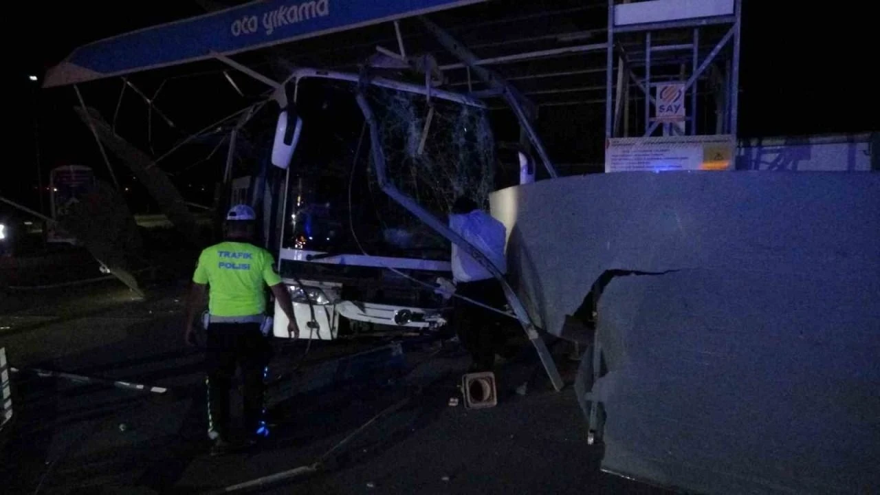 Malatya'da otobüs akaryakıt istasyonuna çarptı, 8 yaralı var!
