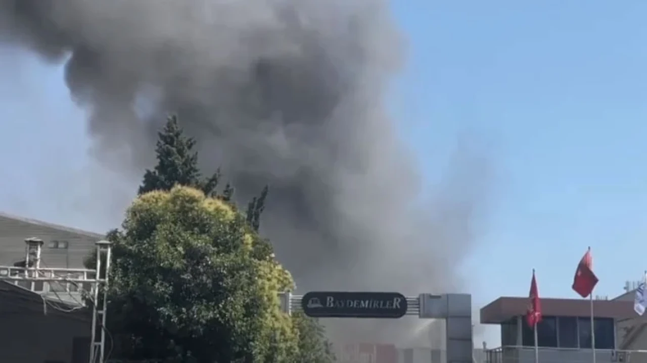 Esenyurt'taki çorap fabrikasında yangın çıktı, itfaiye ekibi yoğun mesai harcıyor