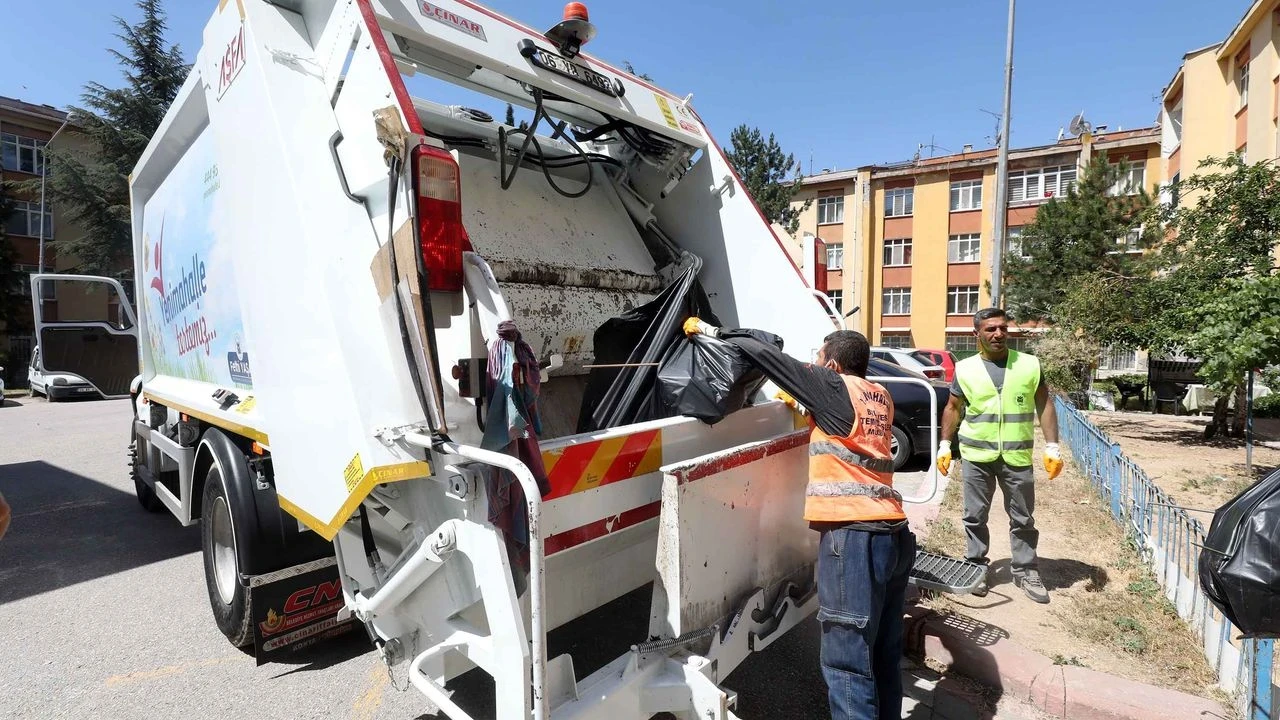 Zabıta, Çöp Evden 3 Kamyon Çöp Çıkardı, Mahalle Halkı Rahatladı