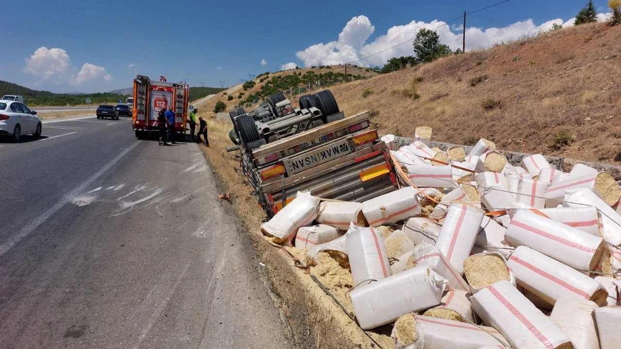 Göksun-Elbistan yolunda tır devrildi, sürücü hastaneye kaldırıldı, trafik akışı normale döndü.