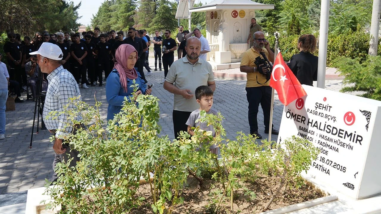 Şehit Ömer Halisdemir'in kabri ziyaretçilere akın etti, dualarla anıldı