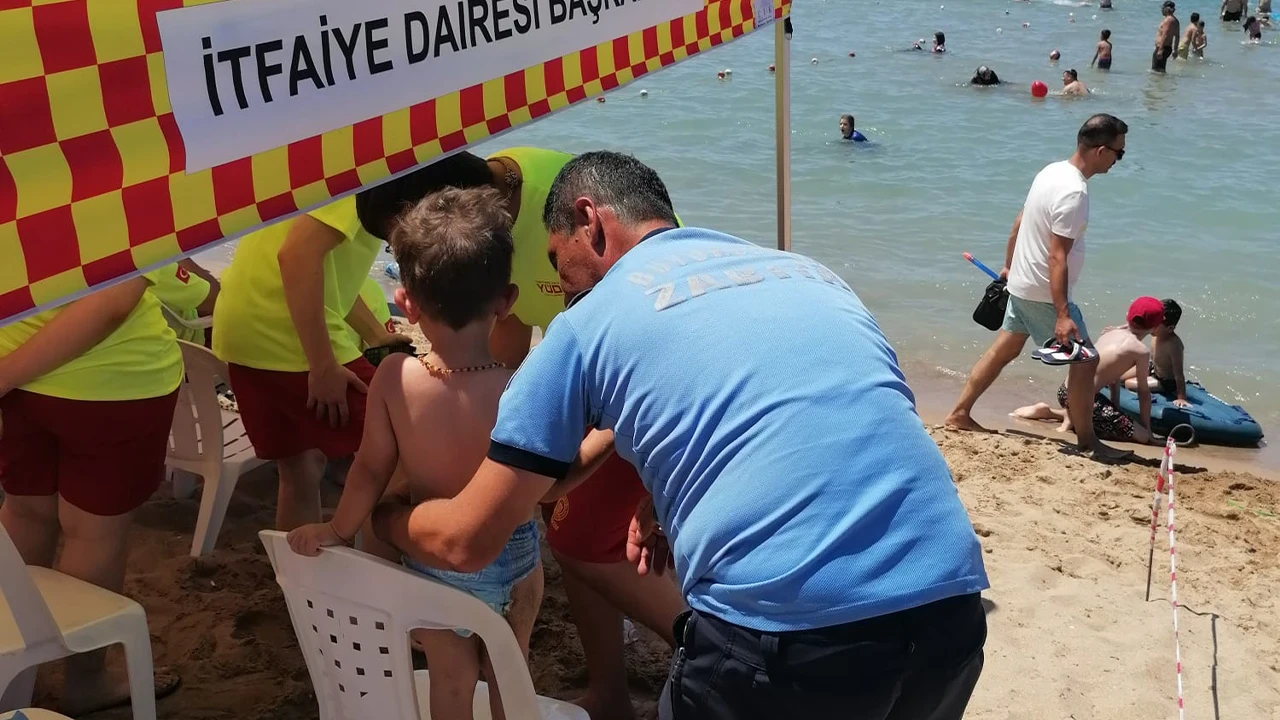 Kandıra Plajları'nda Zabıta Ekipleri Kaybolan 8 Çocuğu Ailelerine Teslim Etti