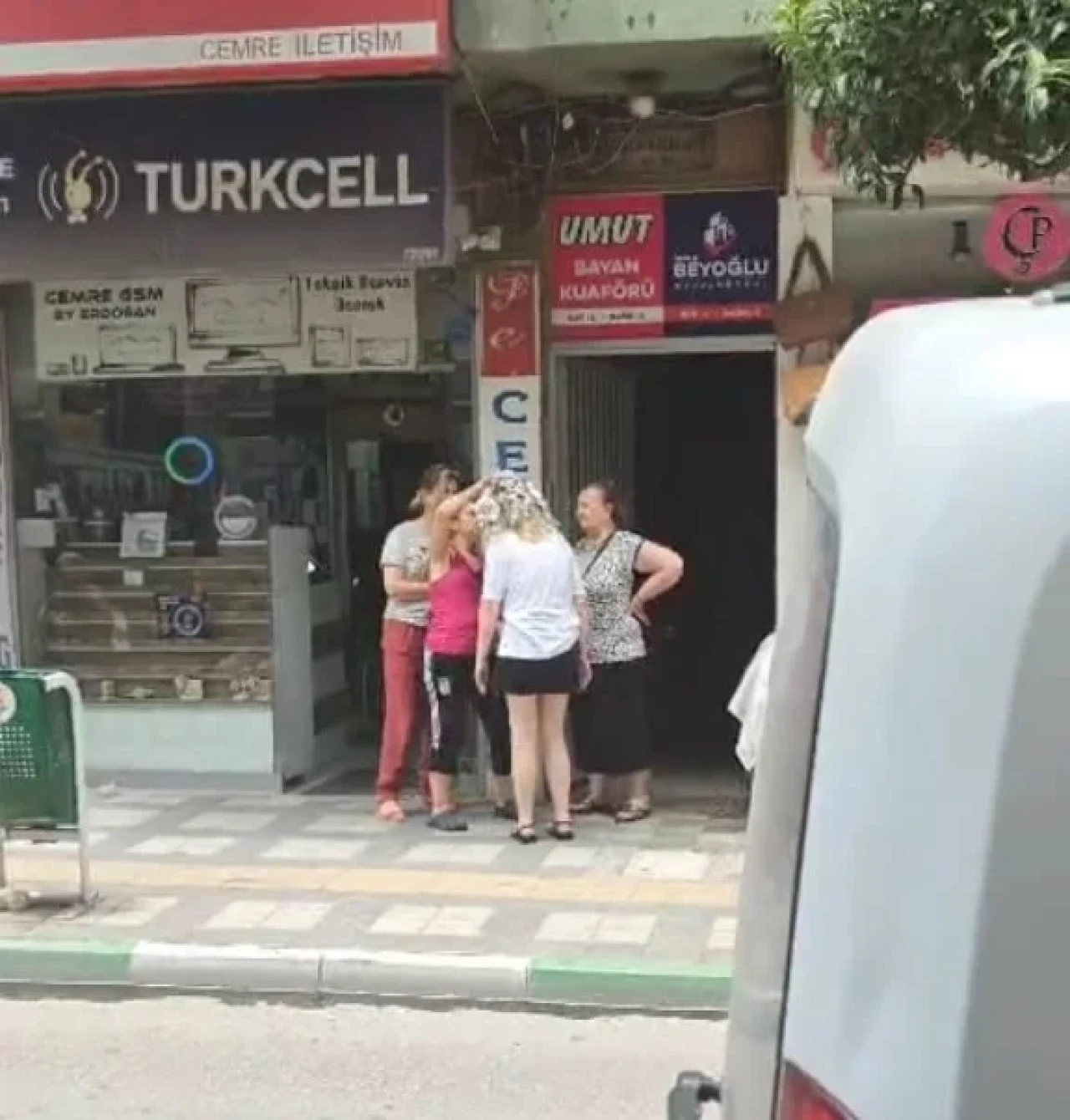 Gemlik'te 4.3 büyüklüğünde deprem anında kuaförde panik dolu anlar kamerada!