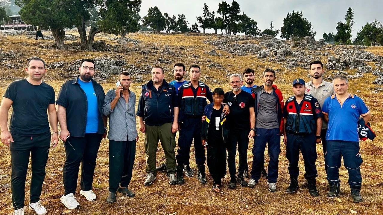 Adana'da Kayıp Çocuk Komşunun Damında Uyurken Bulundu