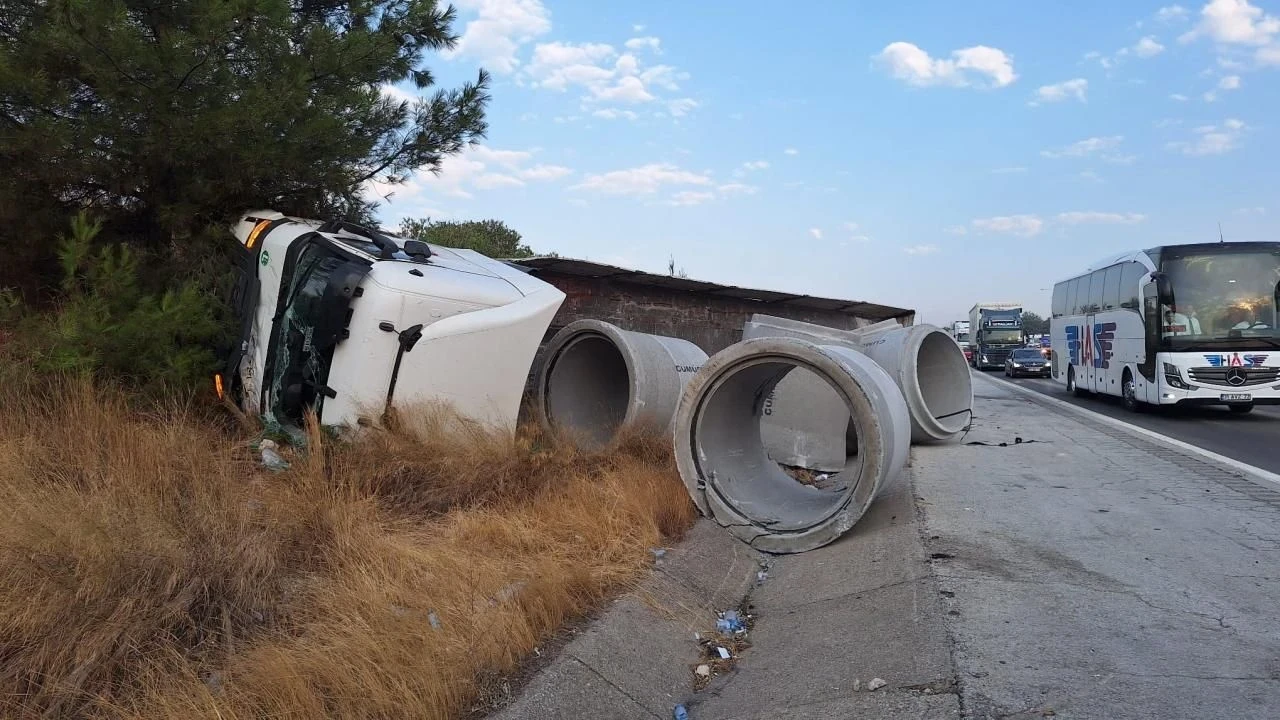 Pozantı'da otobüs, tıra çarptı: 9 yaralı hastaneye kaldırıldı