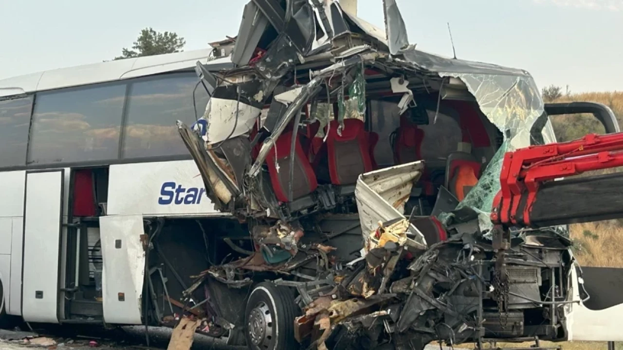 Tarsus'ta otobüs ve tır çarpıştı: 9 yaralı, soruşturma devam ediyor