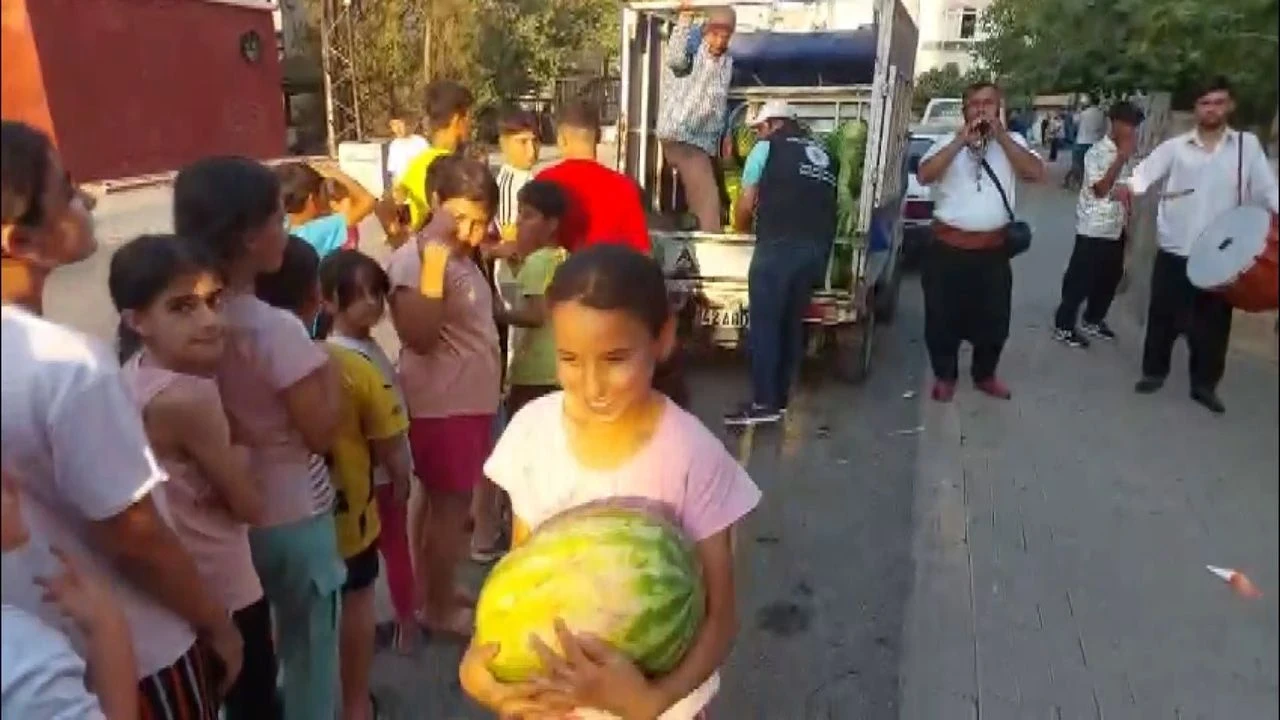 Nizip'te Davul Zurnalı Karpuz Dağıtımı, 7 Ton 10 Dakikada Tükendi!