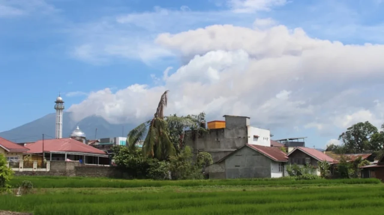 Sumatra'daki Marapi Yanardağı yeniden faaliyete geçti, bölgeye giriş yasaklandı