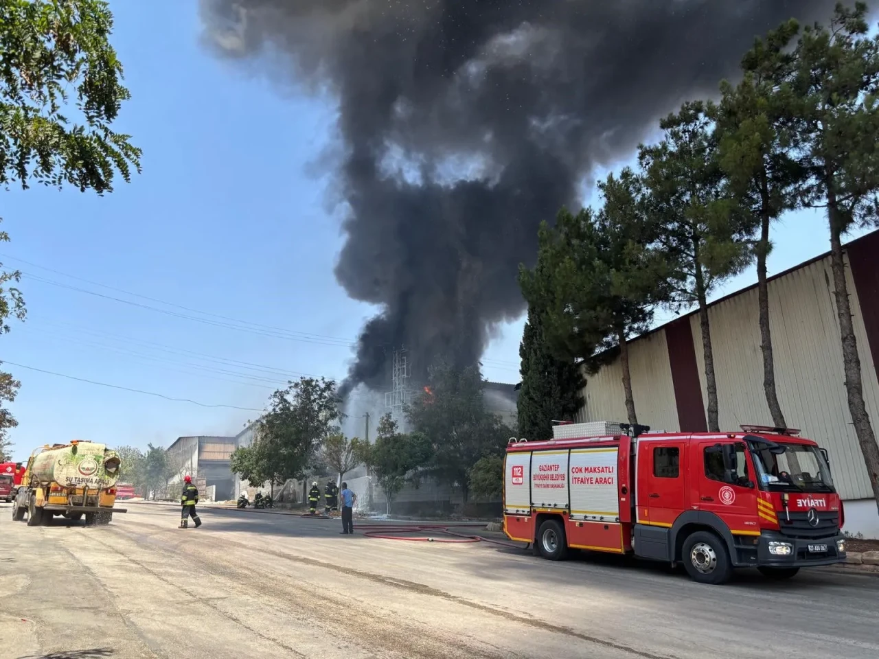 Gaziantep’teki halı fabrikasında yangın paniği, ekipler seferber oldu