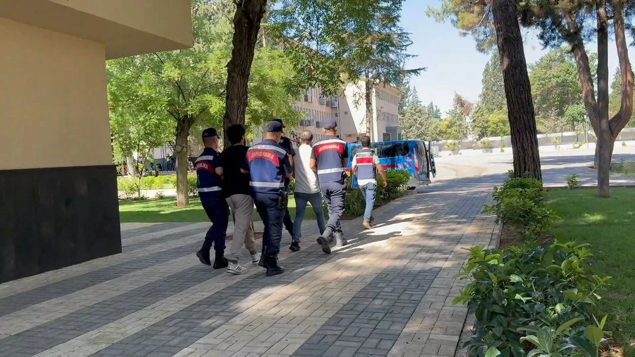Gaziantep'te DEAŞ şüphelilerine büyük operasyon: 2 tutuklama, 1 deport işlemi başlatıldı