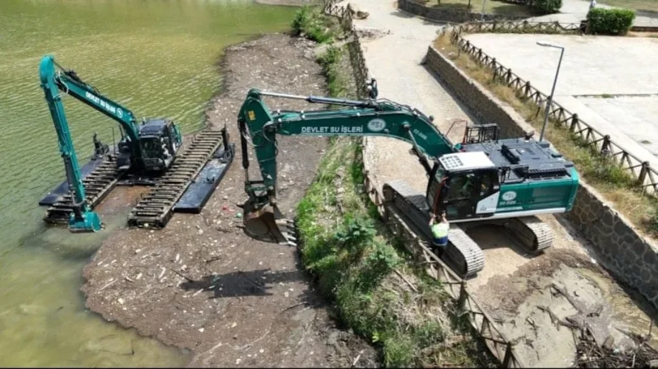 Trabzon'da Sera Gölü için temizlik çalışmaları başlatıldı, 30 tonluk makineler su üzerinde görev yapıyor.