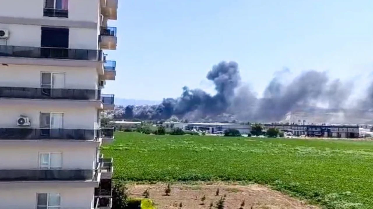 Akhisar'daki hurda işletmesinde çıkan yangın, itfaiyenin hızlı müdahalesiyle kontrol altına alındı