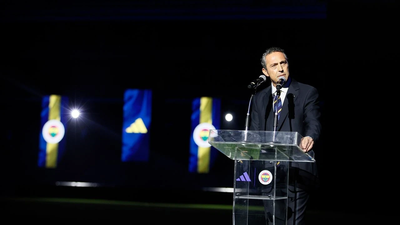 Fenerbahçe'den tarihi iş birliği: Yeni sezon formaları "Bize Emanet" sloganıyla tanıtıldı!