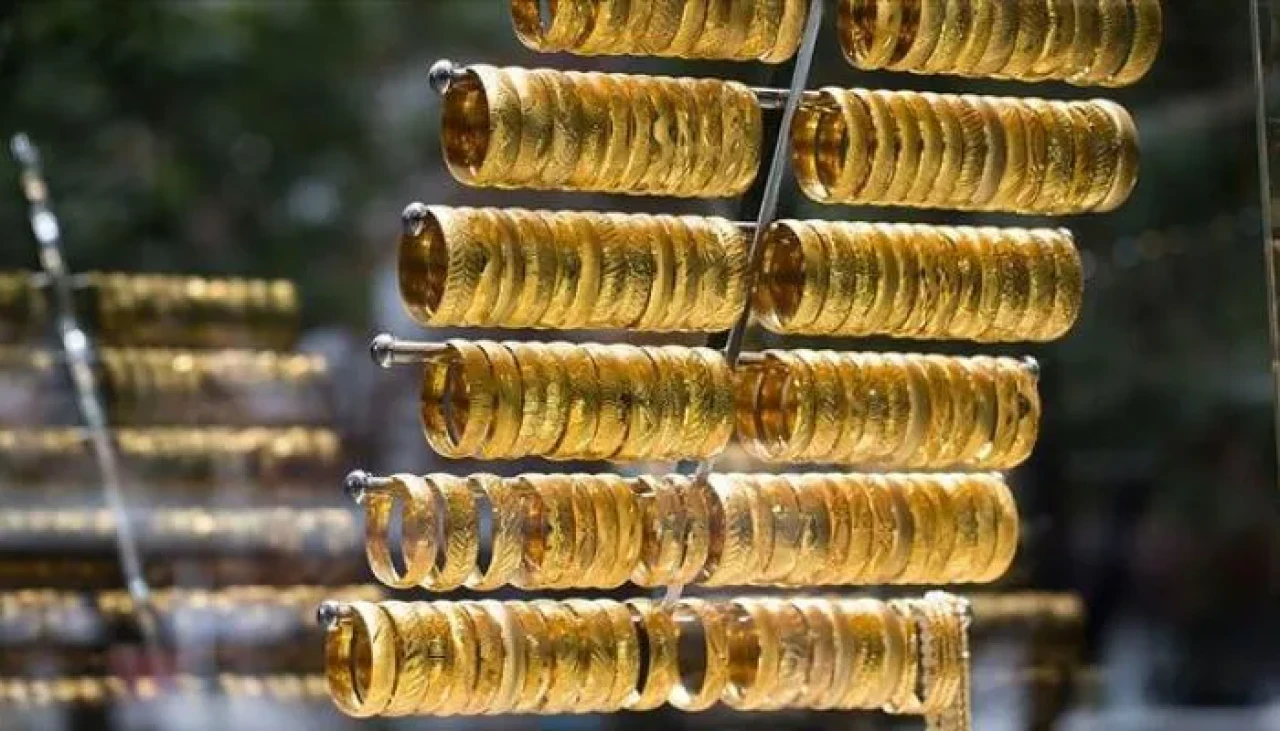 Altın fiyatları yükseldi, zayıflayan dolar ve ticaret belirsizliği etkili oldu