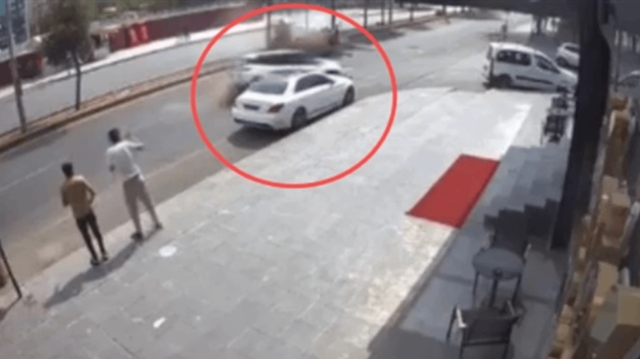Taksinin takla attığı kaza Elazığ Caddesi'nde güvenlik kamerasına yansıdı