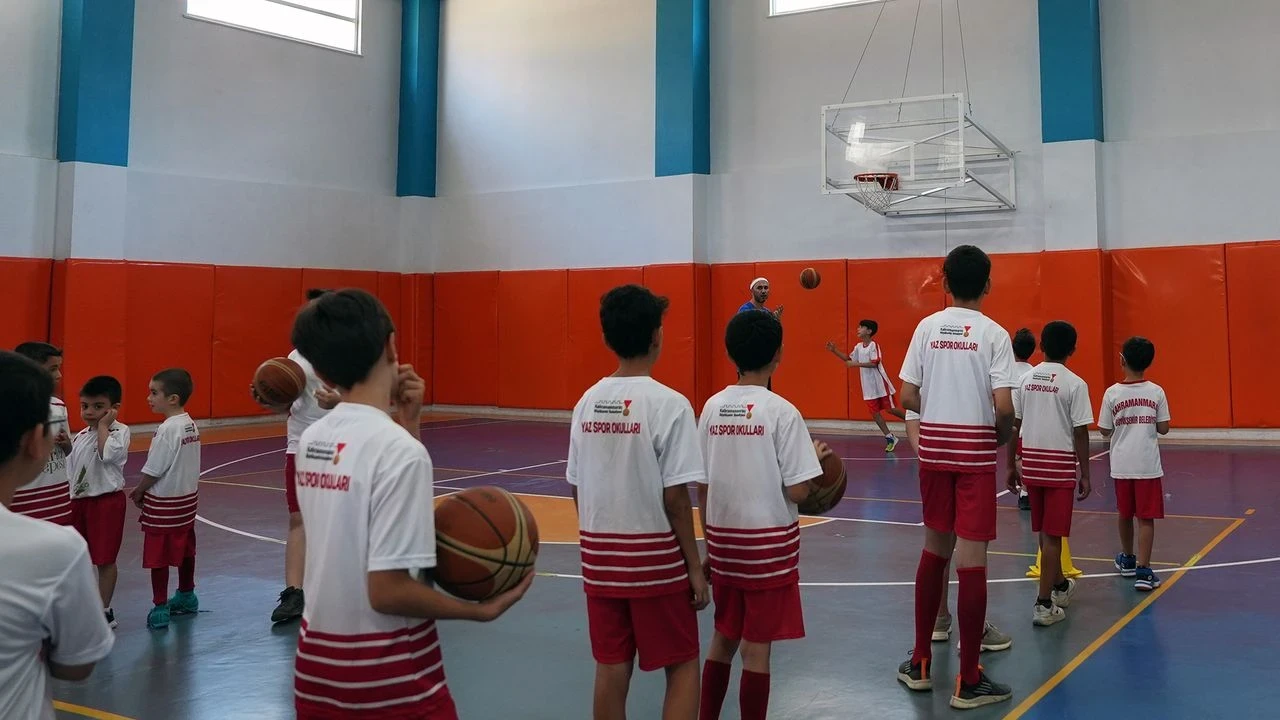 Kahramanmaraş'ta Yaz Spor Okulları, gençleri basketbolla buluşturuyor ve sosyal gelişim sağlıyor.