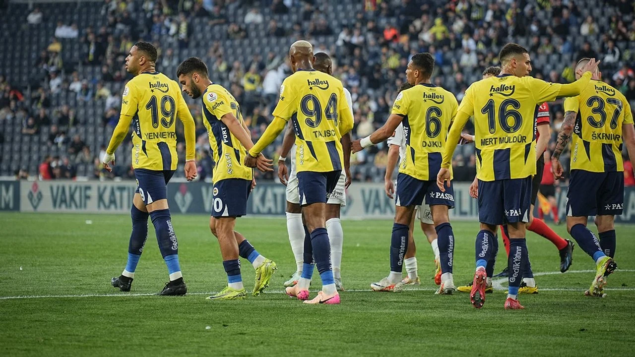 Fenerbahçe'nin rakibi Van Persie'nin takımı Feyenoord oldu!