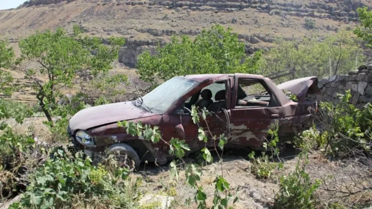Kayseri'de otomobil evin bahçesine düştü, sürücü hastaneye kaldırıldı