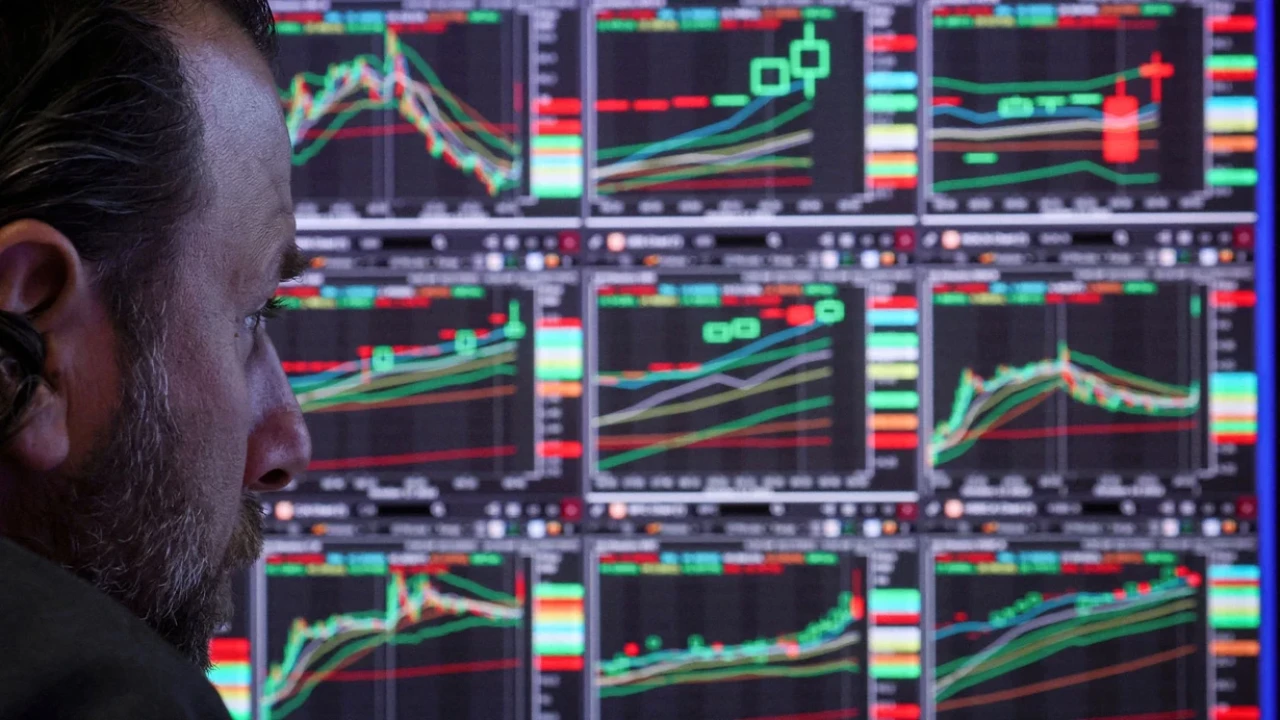 Küresel piyasalarda Fed ve ticaret görüşmeleri belirsizliği artırıyor, yatırımcılar makro verileri bekliyor.