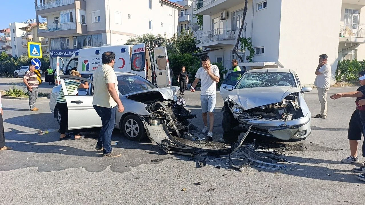 Manavgat'ta Kavşak Kazasında 3 Kişi Yaralandı, Araçlar Hasar Gördü
