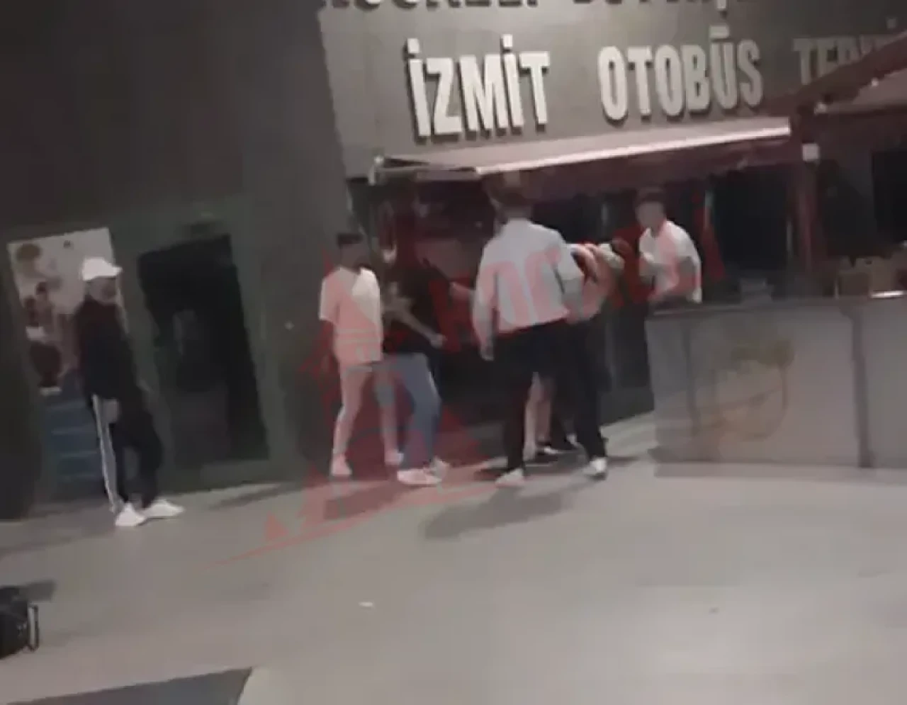 İzmit Otobüs Terminali'nde Gençler Arasında Kavga Çıktı, Durum Kontrol Altına Alındı