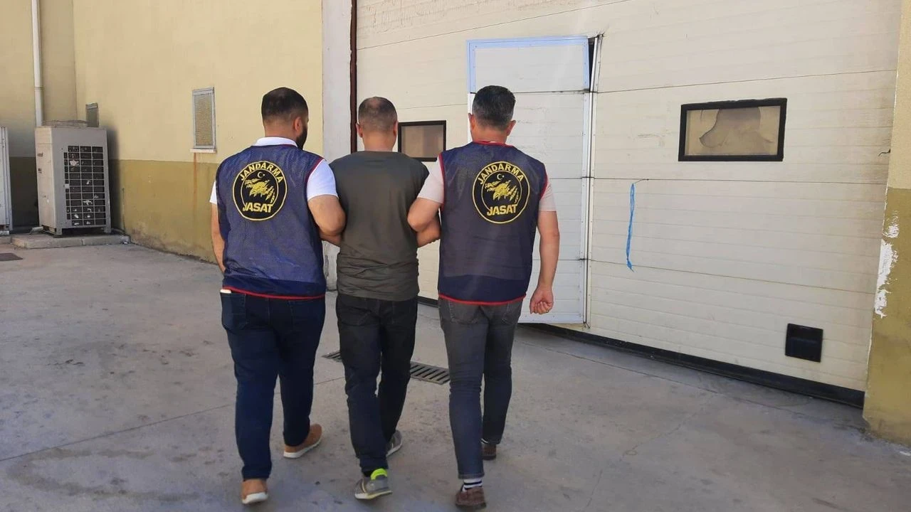 Gaziantep'te aranan dolandırıcı M.K. tutuklandı, 19 suç kaydı ile 14 yıl 6 ay hapis cezası var.
