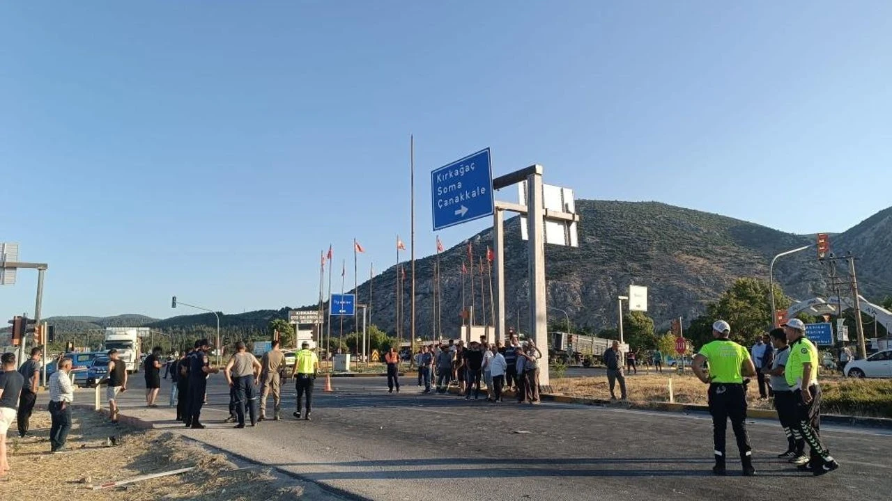 Kırkağaç'taki kaza: Kırmızı ışık ihlali motosiklet sürücüsünün ölümüne neden oldu