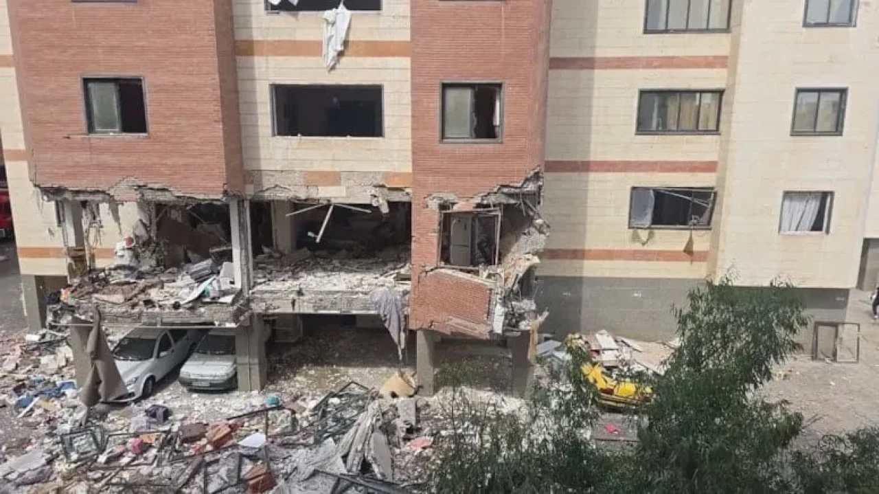 Kum'daki apartman patlamasında 7 yaralı, neden gaz sızıntısı olduğu belirlendi