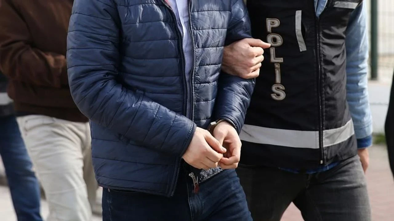 Adana'da polis taklidi yapan dolandırıcılar, yaşlı adamı FETÖ yalanıyla 4,25 milyon TL'den etti.