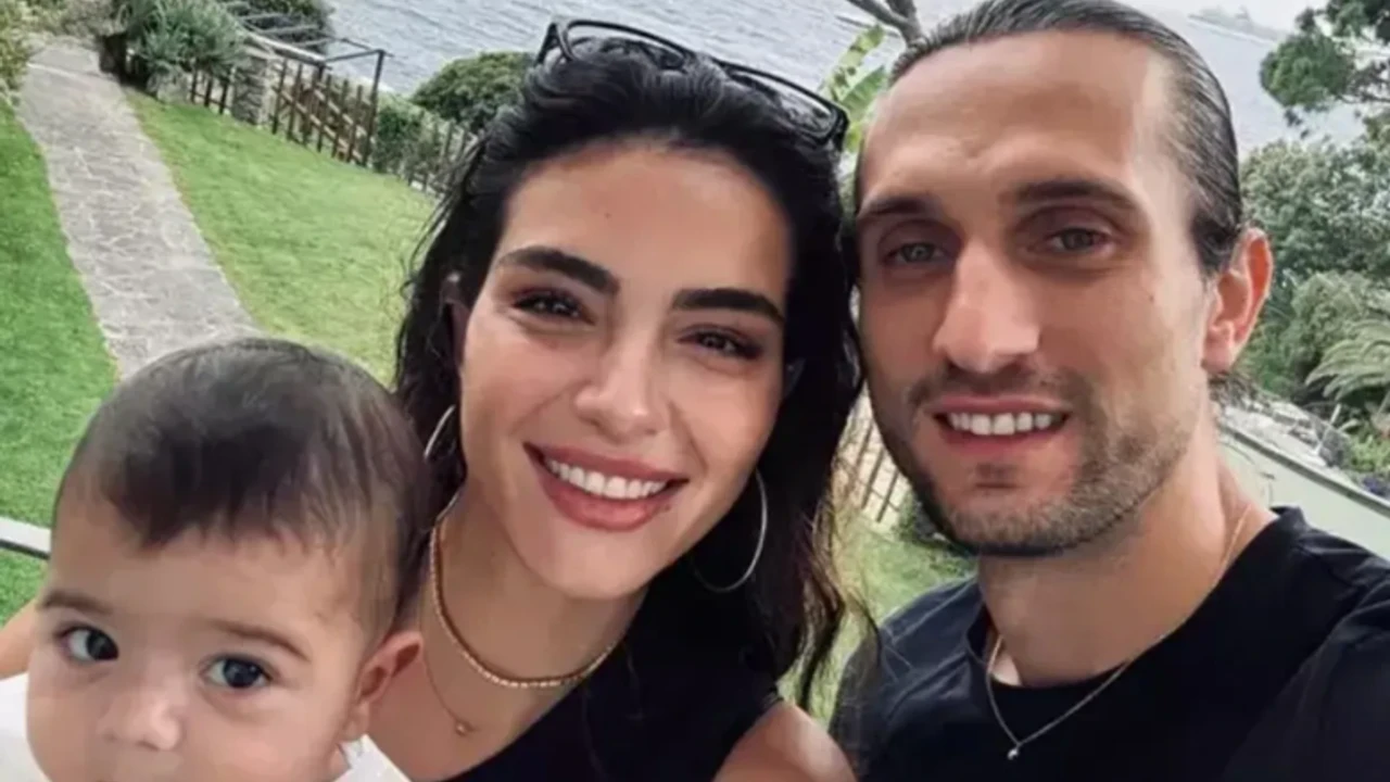 Ünlü çiftin tatildeki paylaşımlarıyla Mylan bebeğin benzerliği dikkat çekti