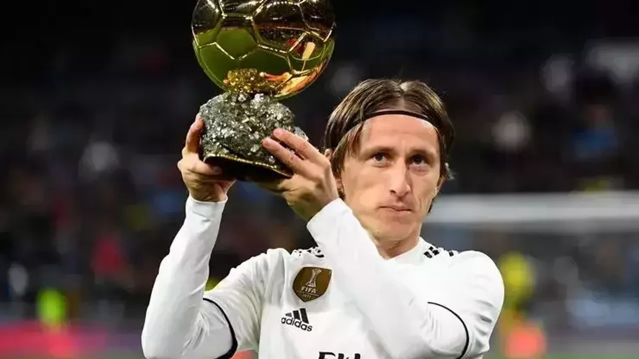 Modric, 13 yıl sonra Real Madrid'den ayrılarak Milan ile 1 yıllık sözleşme imzaladı