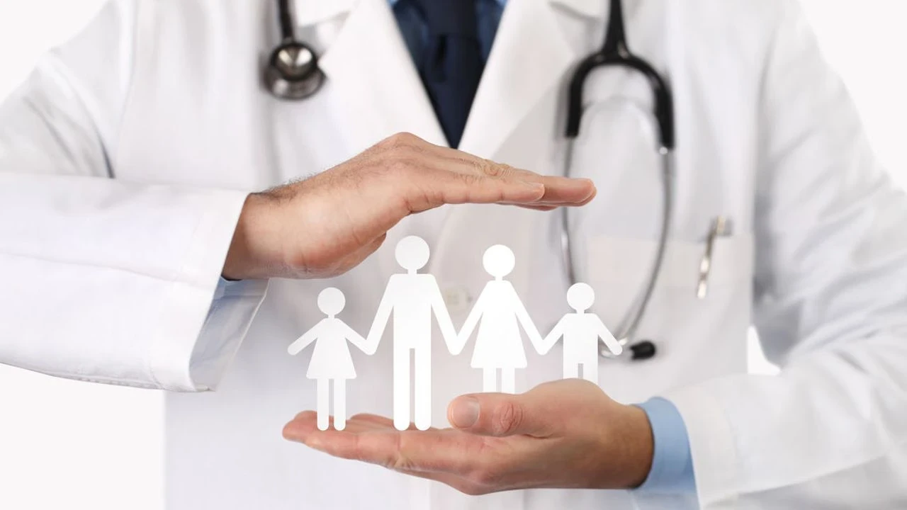 Aile hekimlerinin maaş düzenlemesinde süresi bir yıla çıkarıldı, eleştiriler sonuç verdi.