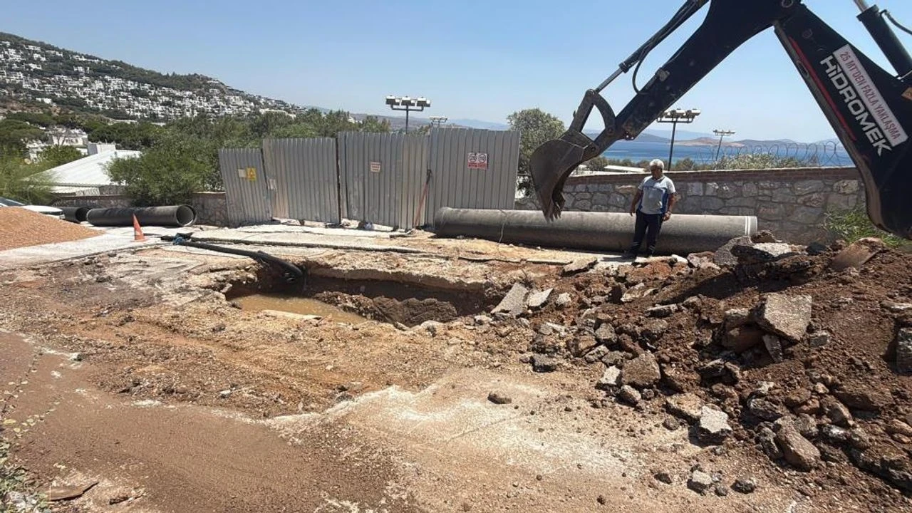 Bodrum'da ana isale hattında patlama: Suyu basan siteyi felç etti!