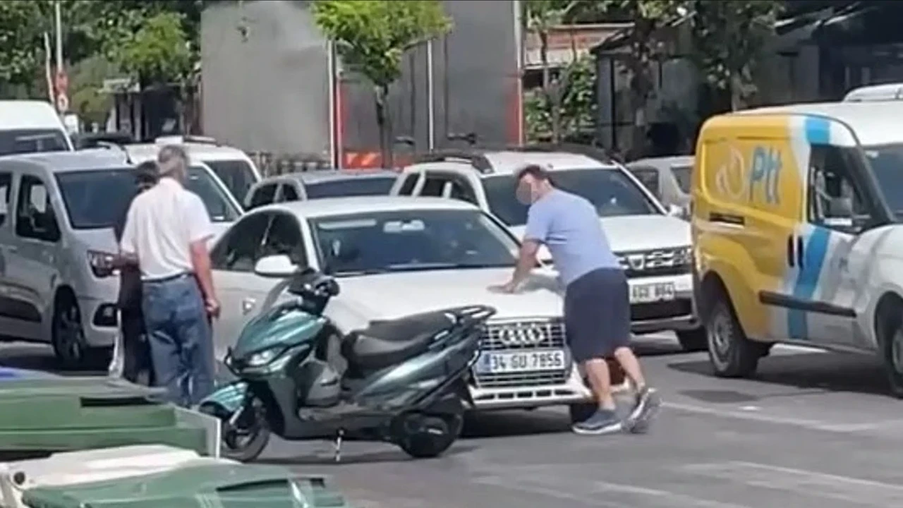Bursa'da Trafik Kavgası: Motosikletli Sürücü Araç Sileceğini Kırdı