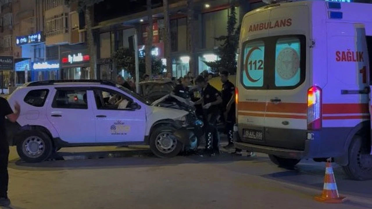 Burdur'da Kavşakta İki Otomobil Çarpıştı: 2 Yaralı Hastaneye Kaldırıldı