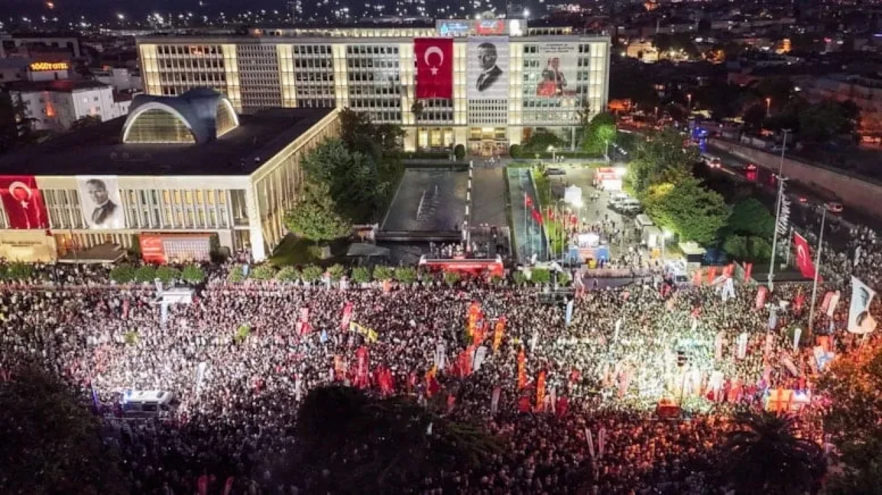 İmamoğlu'nun tutukluluğunda 100. günde mitingde 35 genç hakkında dava açıldı, 13'ü tutuklandı.