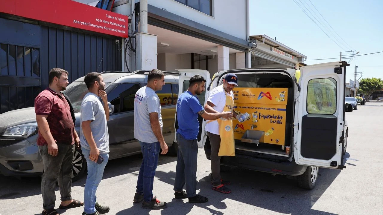 Mersin Belediyesi, emekçilere yaz sıcaklarında serinletici limonata dağıtıyor