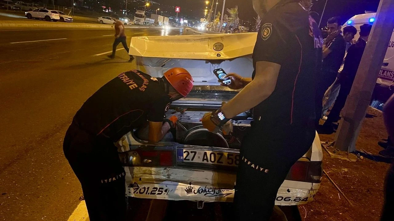 Zincirleme trafik kazasında bir kişi itfaiye müdahalesiyle kurtarıldı, yol yeniden trafiğe açıldı