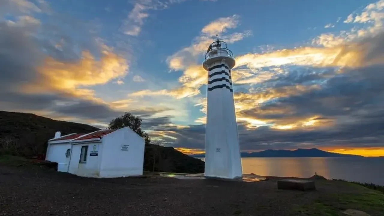 Sarpıncık Feneri: Ege'de Doğa ve Tarihin Büyüleyici Kesişimi