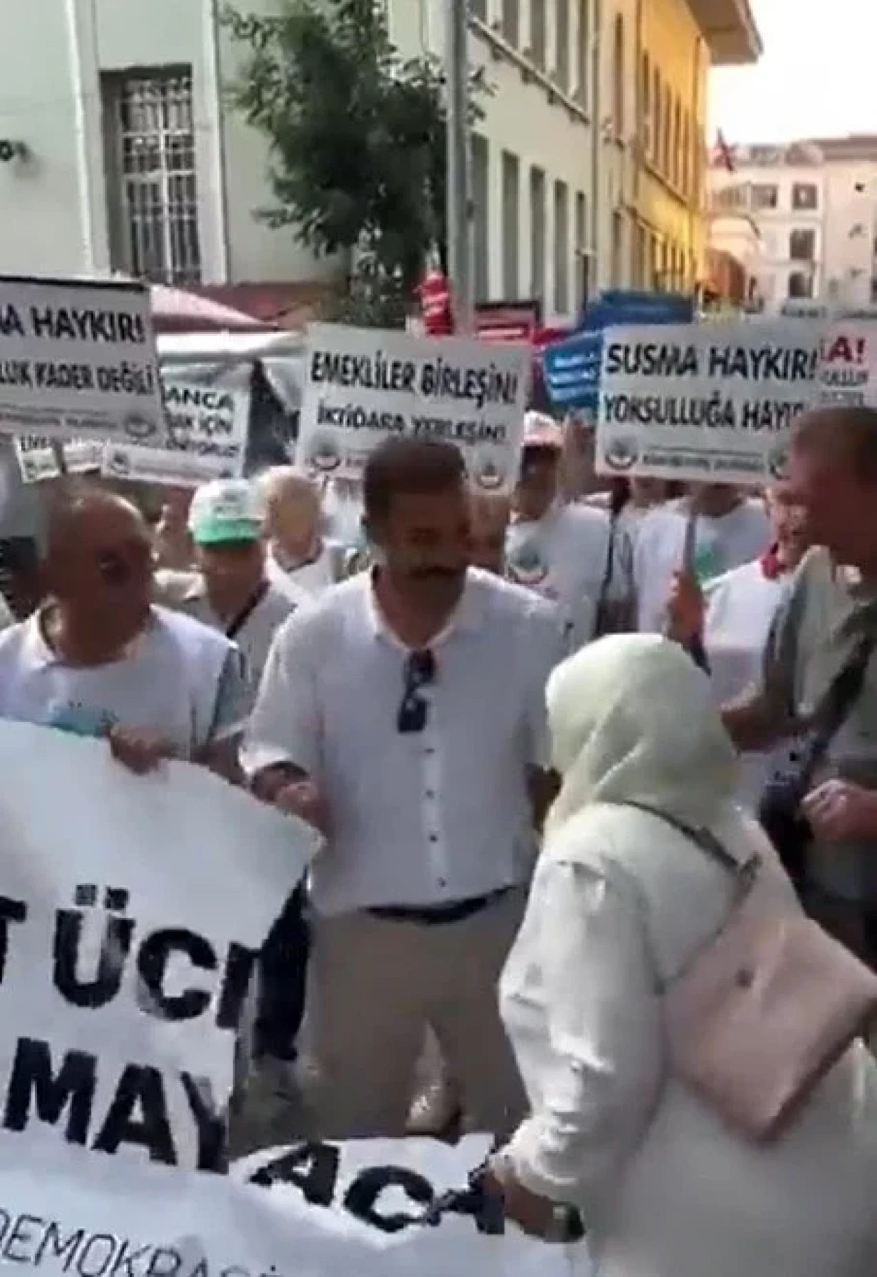 Eskişehir'deki yürüyüşte AKP'li yöneticiden pankart tepkisi: "Sefalet ücretine teslim olmayacağız"