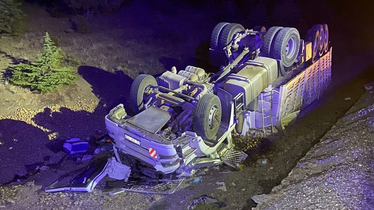 Şarkikaraağaç'ta Devrilen Tırda Sürücü Kurtarıldı, 1,5 Saatlik Zorlu Operasyon Gerçekleşti