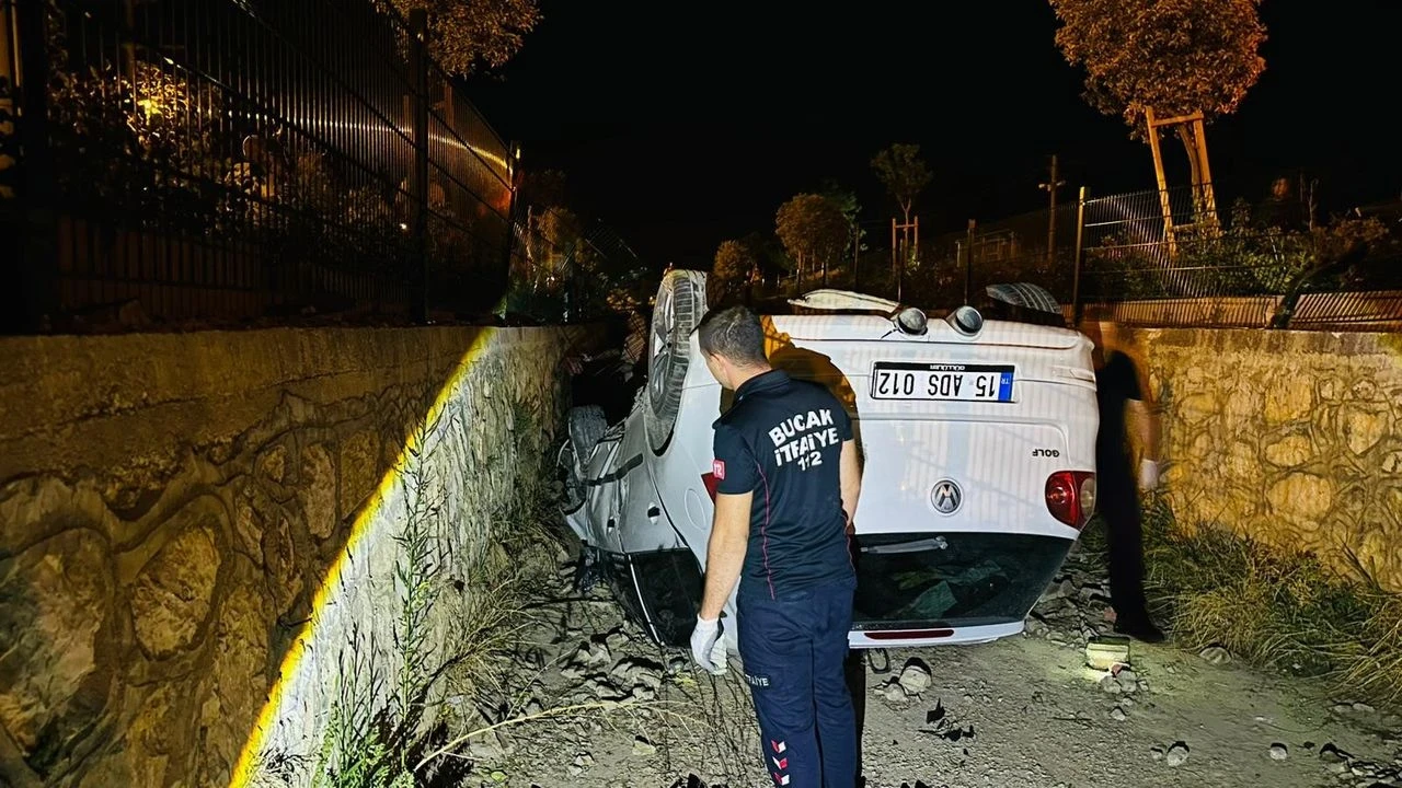 Burdur'da Otomobil Sulama Kanalına Düştü, Sürücü İtfaiye ile Kurtarıldı