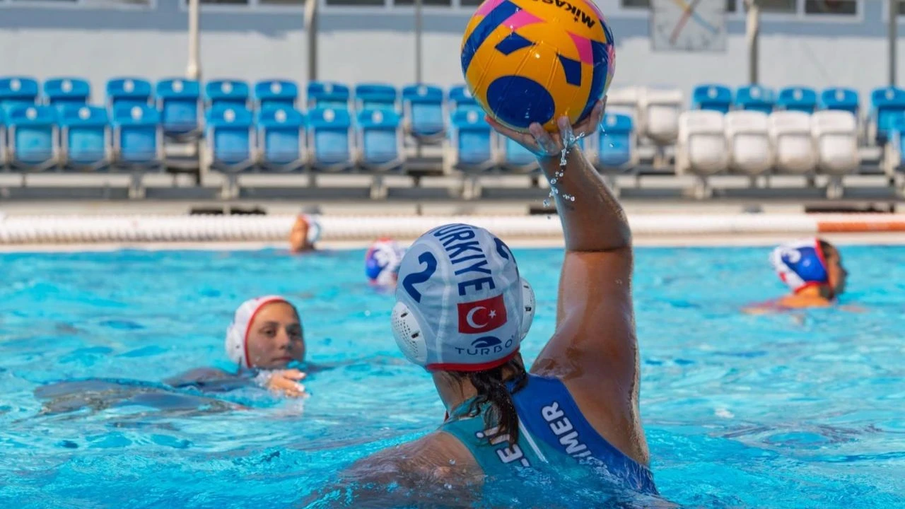 İzmir, U-18 Sutopu Kadın Milli Takımı'na kamp ev sahipliği yaparak uluslararası arenada başarı hedefliyor.