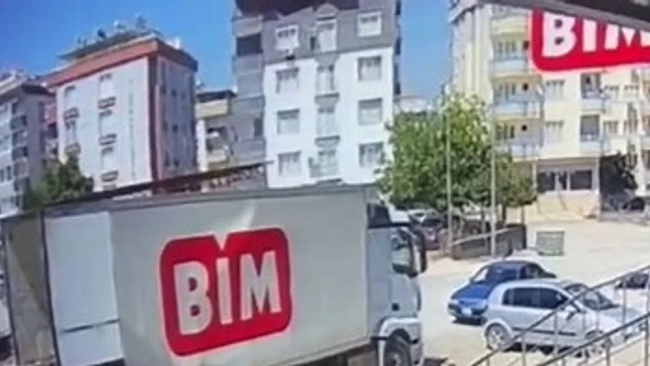 Osmaniye'de Market Çalışanı Kamyon Arasında Kaldı, Güvenlik Kamerasında Görüntülendi
