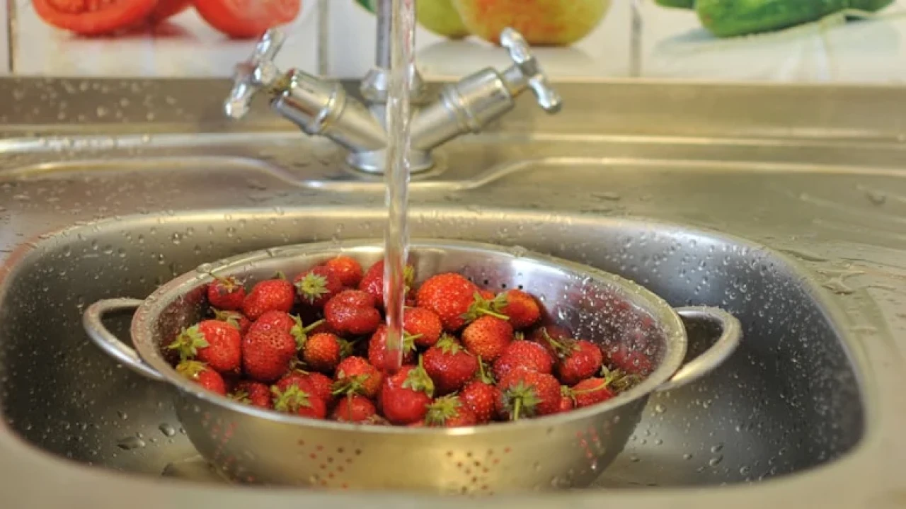 Çileklerinizi günlerce taze tutmanın pratik ve doğal yolları!