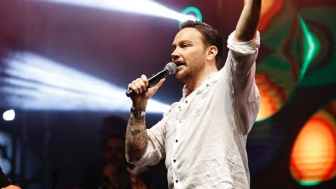 Sinan Akçıl ve Ece Erken aşkı magazin gündemini sarsıyor!