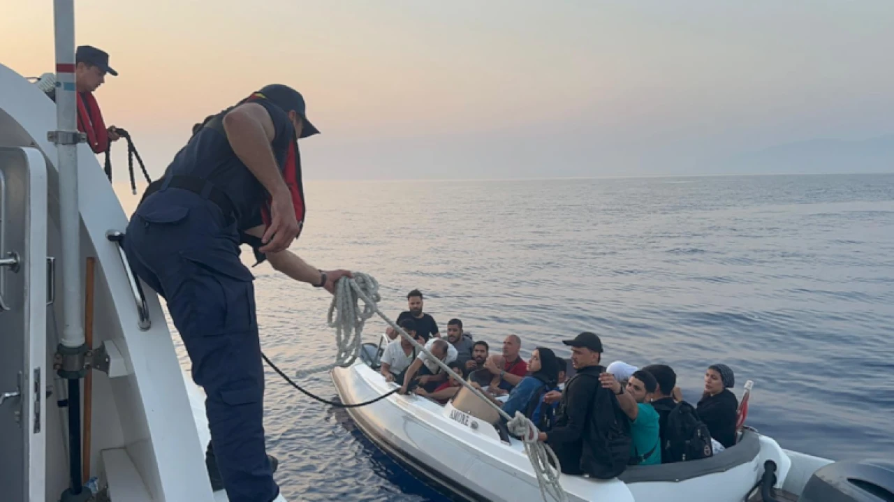Bodrum'da bozuk motorla açık denizde sürüklenen 20 göçmen kurtarıldı