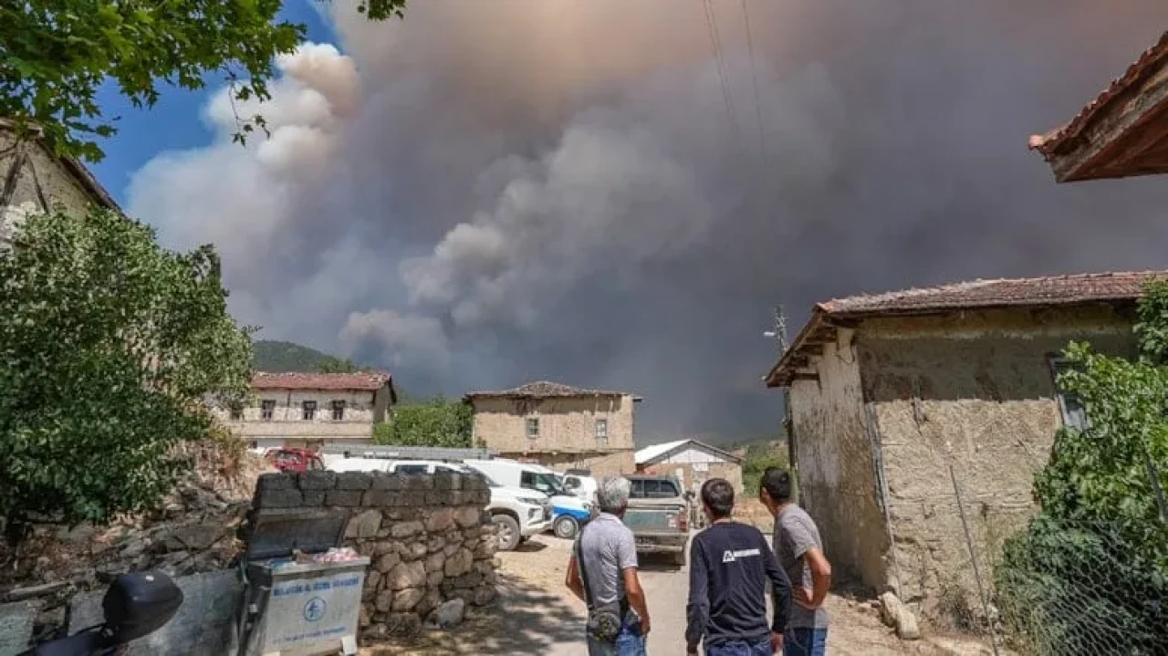 Geyve'deki orman yangını Bilecik'e sıçradı, iki mahalle tahliye edildi